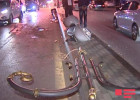 Bakıda "Nissan" işıq dirəyini aşırdı