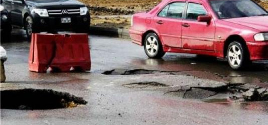 Avtomobillər hərəkətdə olan vaxt yol çökdü