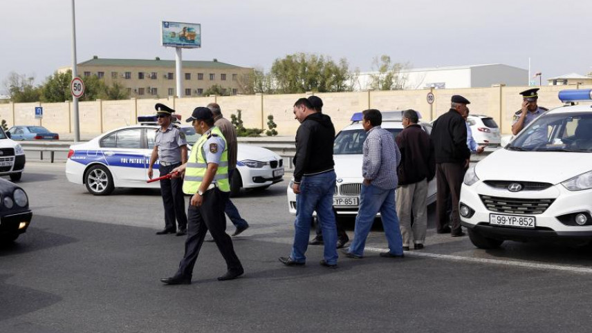 Rayondan gələnlər ayağa qalxdı; yol polisinə hücum