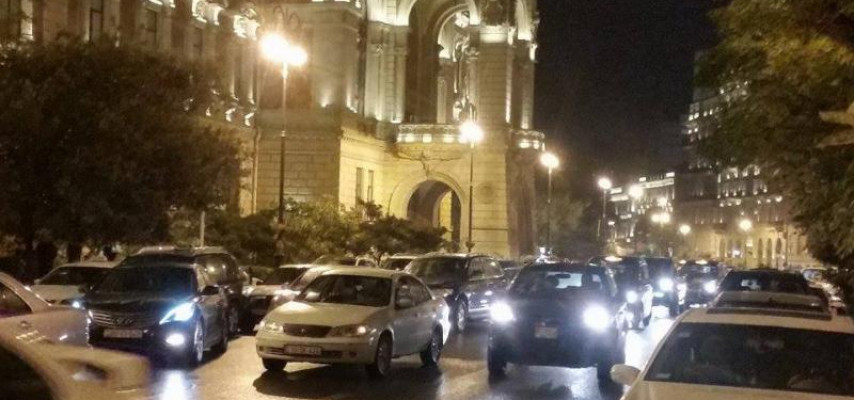 Bakı şəhər İcra Hakimiyyətinin qarşısında biabırçılıq