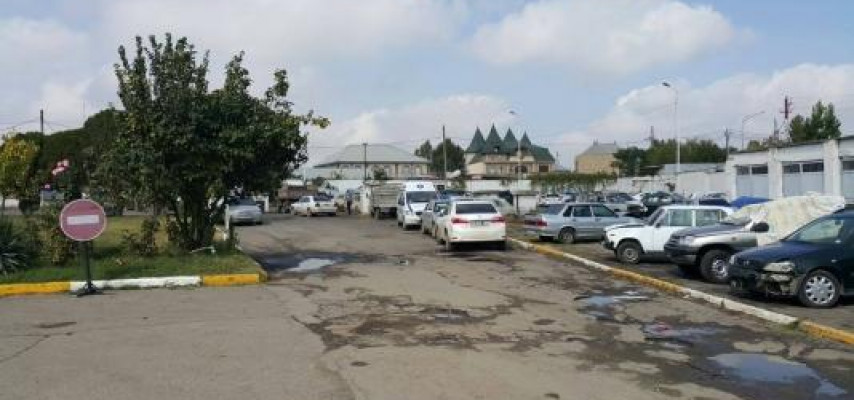 Təcili yardım maşınını cərimə meydançasına saldılar