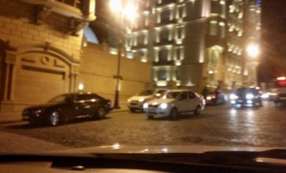 Bakıda qəribə qəza – «Range-Rover»lə «Mercedes»in təkərləri toqquşdu və qırıldı