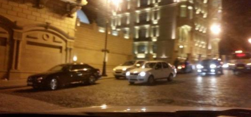 Bakıda qəribə qəza – «Range-Rover»lə «Mercedes»in təkərləri toqquşdu və qırıldı