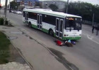 Sərnişin avtobusu 3 qızı birdən vurdu