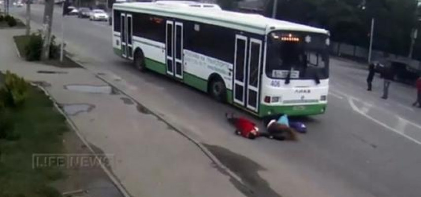 Sərnişin avtobusu 3 qızı birdən vurdu