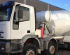 Betonqarışdıran maşın minik avtomobilinin üzərinə aşdı