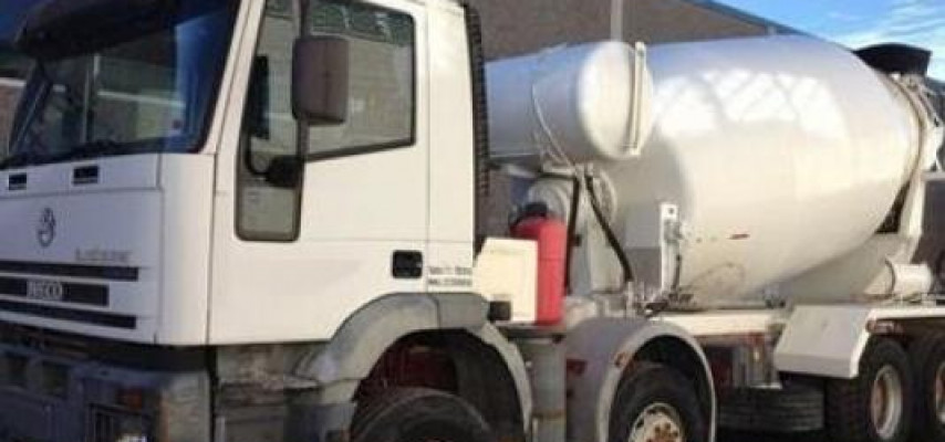 Betonqarışdıran maşın minik avtomobilinin üzərinə aşdı