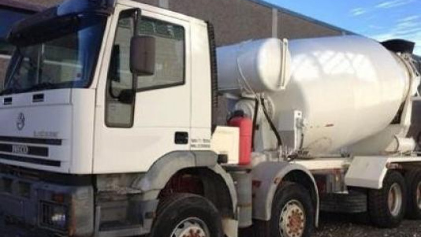 Betonqarışdıran maşın minik avtomobilinin üzərinə aşdı