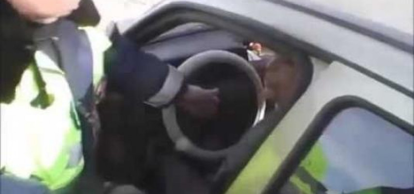 Yol polisindən xanım sürücüyə qarşı kobudluq