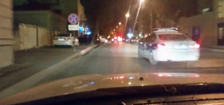 Bakıda tanınmış restoran səkini zəbt edib dayanacaq yaratdı