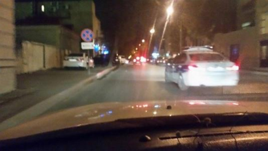 Bakıda tanınmış restoran səkini zəbt edib dayanacaq yaratdı