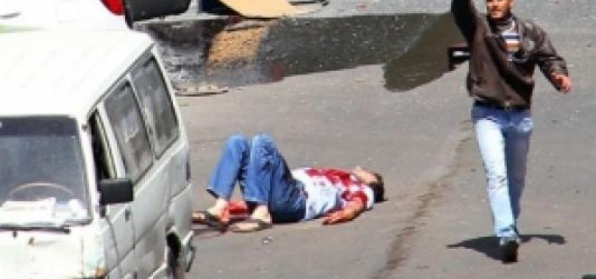 Avtomobil iki piyadanı vuraraq öldürüb