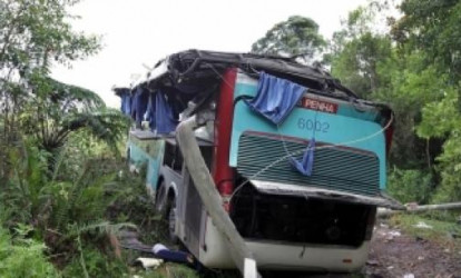 Avtobus qəza törətdi, 35 nəfər yaralandı