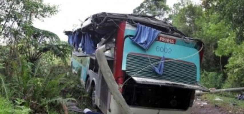 Avtobus qəza törətdi, 35 nəfər yaralandı