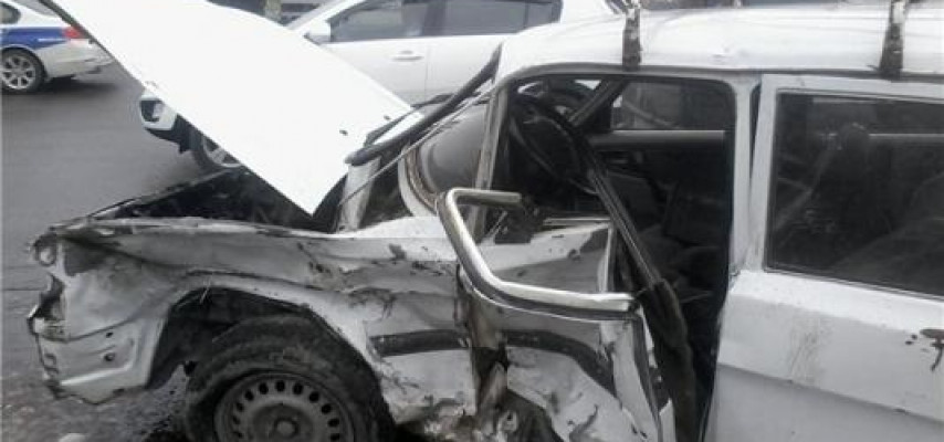 "Hyundai" "07"yə çırpıldı: sürücülər bir-birini günahlandırır