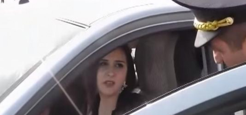 Qadın sürücünü yol polisi saxladı; maşını qoyub qaçdı