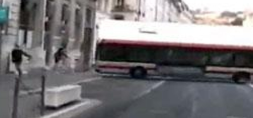 Bakıda avtobus aşdı: yaralılar var