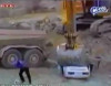 Ekskavator avtomobili belə əzdi