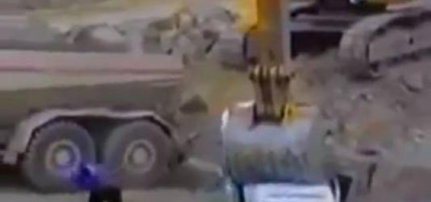 Ekskavator avtomobili belə əzdi