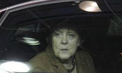 Merkel İstanbulda tıxaca düşdü