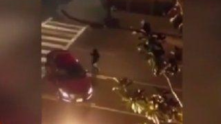 Üstünə gələn maşına qılıncla cavab verdi