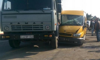 Mikroavtobus "KamAZ"a girdi: ana və qızı yaralandılar