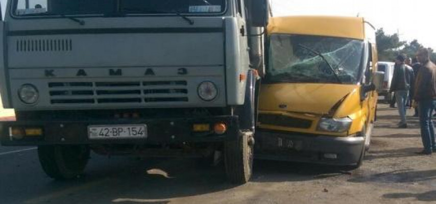 Mikroavtobus "KamAZ"a girdi: ana və qızı yaralandılar