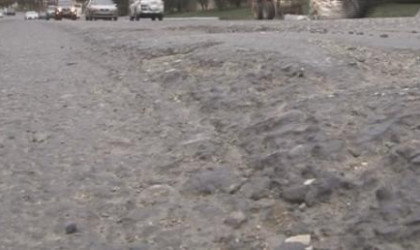 Bakıda təmirsiz yol tıxaca səbəb olur