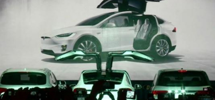 «Tesla» maşınlarında “avtopilot” funksiyasına start verildi