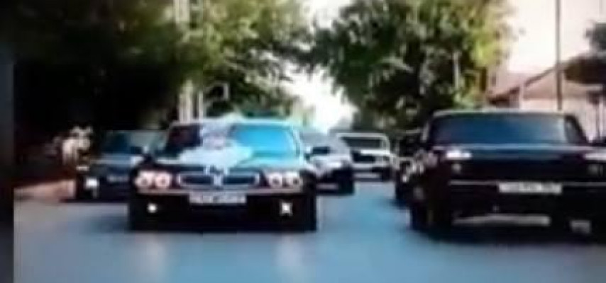 Toy karvanında avtomobilə işgəncə verən avtoxuliqan