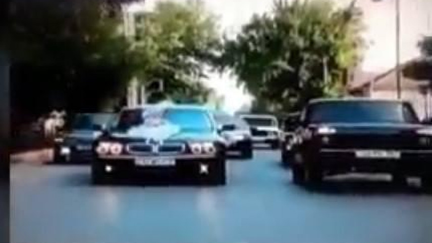 Toy karvanında avtomobilə işgəncə verən avtoxuliqan