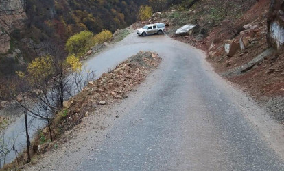 Belə təhlükəli yollarımız da var – Dərənin dibinə düşə bilərsiz