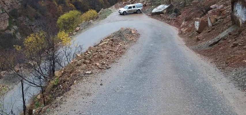 Belə təhlükəli yollarımız da var – Dərənin dibinə düşə bilərsiz