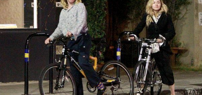 Madonna öğlu ilə velosiped sürdü