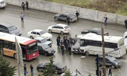 Bakıda avtobus qəzası - Qadın yaralandı