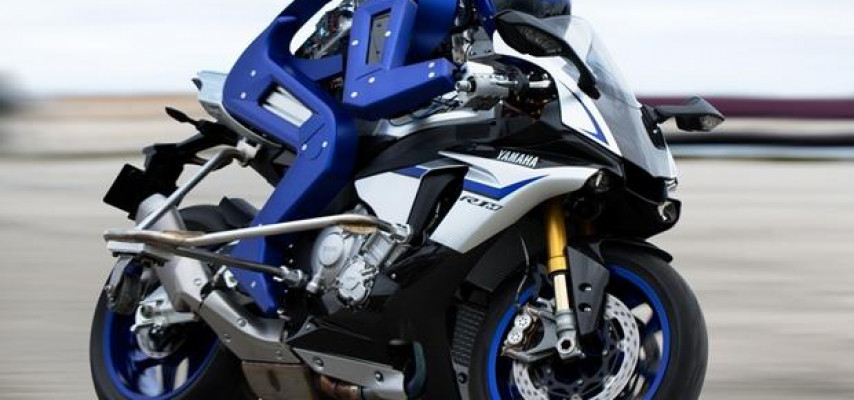 Motosikletçi robot təqdim olundu