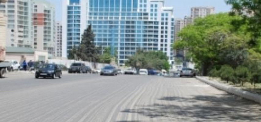 Əsas küçələrdən birində yol bağlanıb