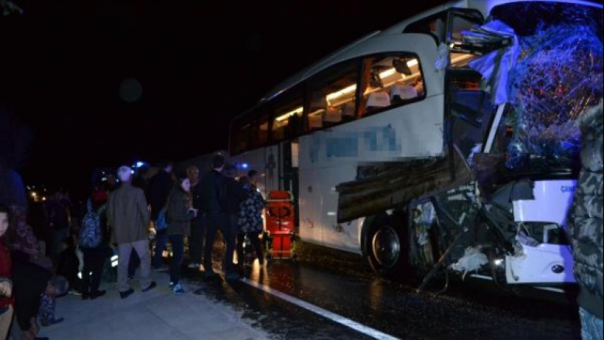 Azərbaycanlının olduğu avtobus TIR-la toqquşdu