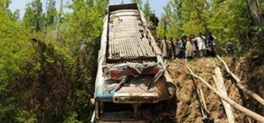 Avtobus 200 metrdən uçuruma yuvarlandı: 35 nəfər ölüb