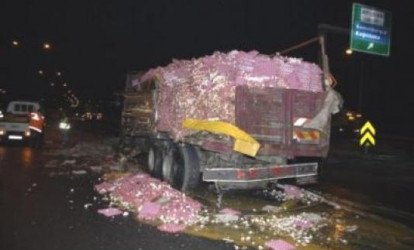 Yük maşını qəzaya uğradı: 120 min yumurta yola dağıldı