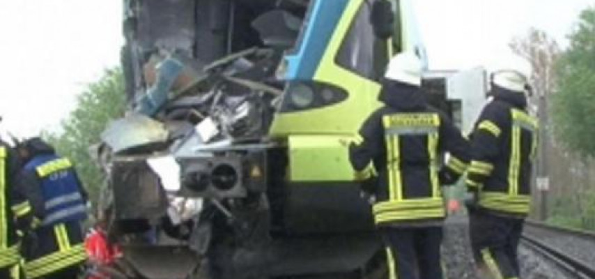 Sərnişin qatarı yük maşınını sürüdü: 1 ölü, 21 yaralı