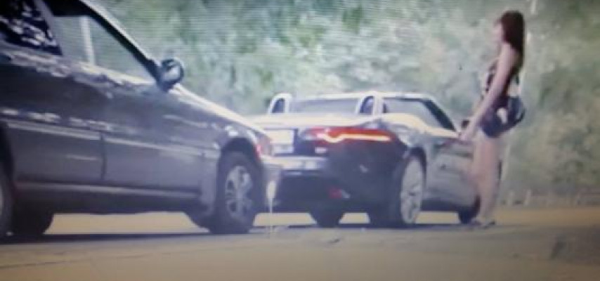 Bahalı maşını görüb oğlana yaxınlaşdı, ucuz maşını görüb qaçdı