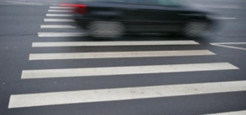 ​"BMW" yolu keçmək istəyən qadını vurdu