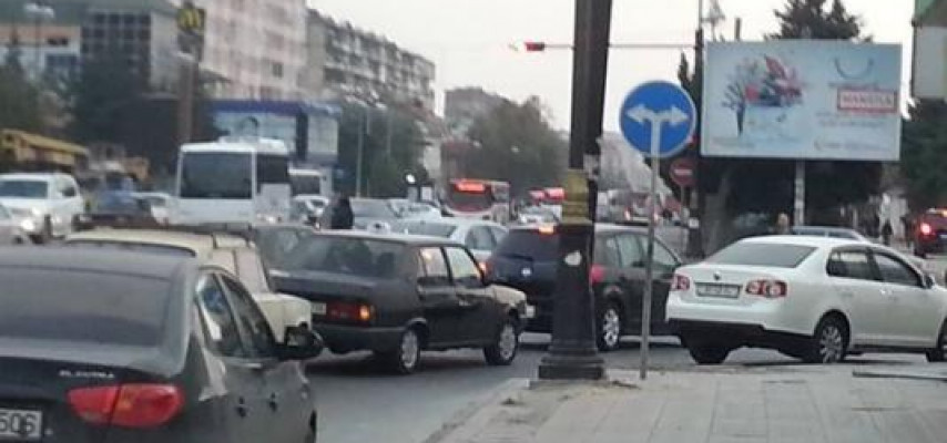 Bu yolda sürücülərin səhvləri tıxaca səbəb olur – FOTO + XƏRİTƏ