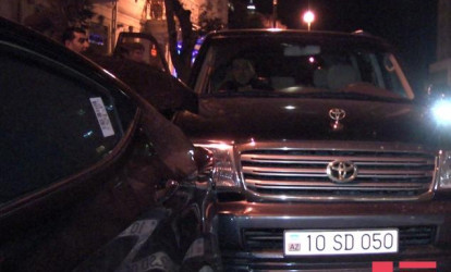 Qadın sürücünün tərətdiyi qəzada övladları yaralandı