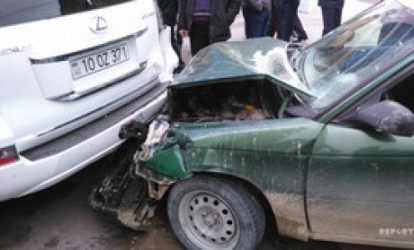 Bakıda polisin təqib etdiyi maşın qəza törədib