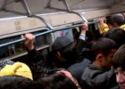 Metroda sərxoş sərnişin polisi vurdu