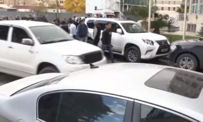 Bakıda «avtoş»dan ŞOK hərəkət – Maşın gedə-gedə özünü atdı