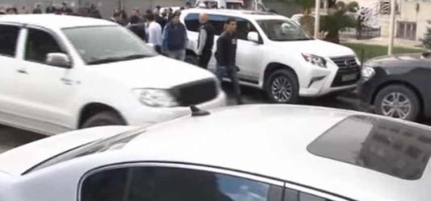Bakıda «avtoş»dan ŞOK hərəkət – Maşın gedə-gedə özünü atdı