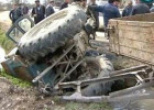 Traktor yol kənarına aşdı - Sürücü ağır yaralandı